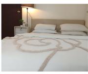 2BR PIONEER Woodland Boni,Mandaluyong connected to Boni MRT station