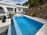 Preciosa casa con piscina desbordante y vistas al mar