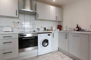 Spacious 2 Bedroom Flat with Parking