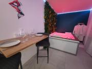 Un amour passionnel,love room,15 min du zoo,balnéo XL privatisée et disponible toute lannée ,piscine couverte et chauffée davril à fin septembre à partager avec dautres logements et elle est privatisée de 20h à 22h