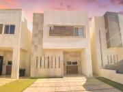 Casa Familiar con Alberca en Privada, 5 min del Aeropuerto y Consulado Americano