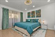 Bright and Stylish Downtown Condo 4 Beds, 2BR and 2BA
