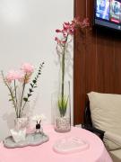 Roomies Spacious Fully Furnished Condo with Balcony and Netflix for 4pax