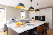 Modern 5-Bedroom Retreat Nr Coast