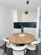 Modern 3 Bedroom Apartment with Seaview, 150m from the beach & free parking spot