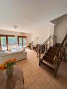 Ampio appartamento su due piani immerso nel verde