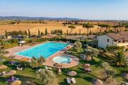 Apartments 6 beds, first floor with private outdoor area, in Residence with swimming-pool