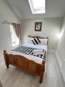 Unit 4 Tranquil Harbourside Retreat- Central Location