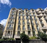 A proximité immédiate de la Tour Eiffel