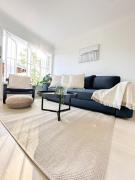 Mi Casa Su Casa - 2BR Sleeps 6 - Free Parking - CBD