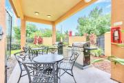 Peaceful 1 King BR Apartment w Hot Tub & Pool