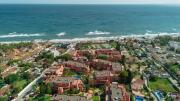 Beachfront apartment with terrace, pool and tennis court in Costabella, Marbella