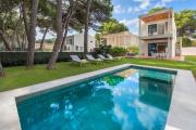 Villamar - Stunning Beachfront Villa with Private Pool