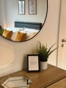 2BR Luxury Apt in Cathedral Quarter