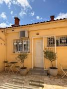 Chambre simple avec terrasse privée - Proche tram et centre - Cuisine et Salle de bain en partage