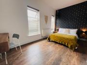 Stylish 5BR 5BA Home in Salford Street Parking
