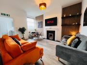 Stylish 5BR 5BA Home in Salford Street Parking