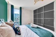 Vibrant Hub Apartment in City Centre with Free Parking, Balcony, Fast WiFi and 55 Smart TV by Yoko Property