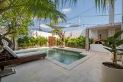 3BR Artful Retreat with Private Pool, Bathtub in Seminyak, 10 min to beach