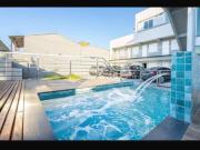 Studio c piscina e charme litorâneo 350m do mar