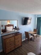 WR216 Charming condo across from the beach