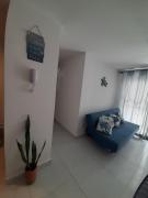 Apto 2 quartos sendo 1 suíte, com varanda, apenas 250m praia de Intermares