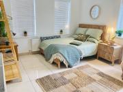 1 Bed Flat - Sleeps 2 -- Parking - Garden