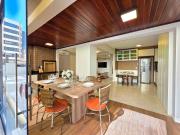 Apt 4 quartos com ar condicionado e garagem a 130m da praia em Itapema Meia Praia