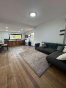 Swansea Coastal Retreat Near Sea & IGA