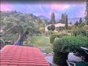 chambre et salle de bain privé souvrant sur terrasse, jardin et cuisine dété