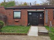 Cosy 3 Bedroom Bungalow with Private Parking and Rear Garden