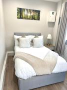 Luxury House 6-BDR - Guests up to 12 Sleep - Easy Parking - Spacious Garden - Fast Speed Wi-Fi - Contractors - Families - Groups - Discounts Available for Long Term Bookings!