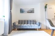 9-Min to City Center, Comfy 1BR and 1LR with Balcony