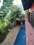 Aluga se 2 Suites, com Piscina e espaço Gourmet, casa compartilhada com outras suítes e outros hóspedes