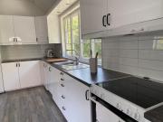 Stor lägenhet ovanpå café ute på landet