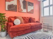 Stylish 2 Bed 2 Bath Apartment - Sleeps 5 - 3 Mins to St Margarets Station & Highcross - Free Parking