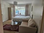 Town Centre Studio - Sleeps 2 - Parking