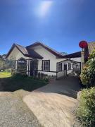 Pet Friendly 2 Bedroom Home near Pink Sisters and Brent School