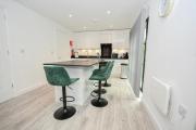 Modern 3BR & 2BA with Free Parking, Manchester M4