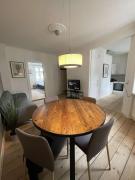 Amazing Lakeside 2BR Apartment