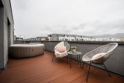 Skylark - Toronto Penthouse with Jacuzzi & Mountain View