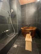 8名様で貸切可能,駅まで徒歩1分!陶器浴槽で旅の疲れを癒せます!