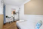 Boutique Single Room - Centrally Located at Granville -In Courtyard - Shared Bathroom & Kitchen