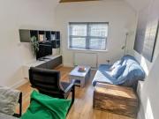 Bright 2-Bed Flat with Free Parking near Whetstone