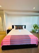 LvL 40 Skyline 2BR Balcony Epic Melbourne Views Free Parking