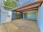 Casa Completa com Churrasqueira Wi-Fi e Garagem para 2 Carros a 400m da PRAIA Acomoda 8 Pessoas, 3 suites com Ar-Condicionado