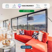 Stunning Penthouse in City Centre with Free Parking, Balcony, Aircon, Self Check-In, Fast WiFi and Sky TV by Yoko Property