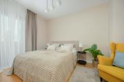 Spacious Apartment with Functional Furnishings and Two Bedrooms, Perfect for Business Trips by Noclegi Renters