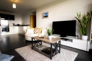 Modern 2-Bed City Apartment - King Bed - Free Parking