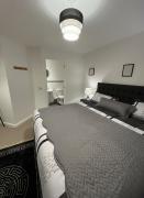 Central 2-Bed Apartment - Sleeps 5 & Free Parking